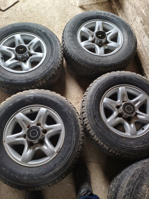 Продам оригинальные диски с резиной