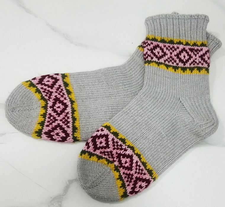 Вязаные носочки из натуральной пряжи.