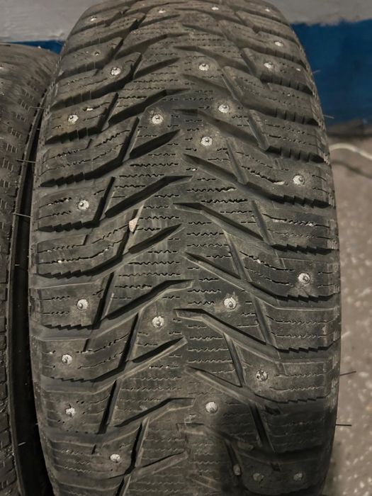 Продам шины зимние 195/55/R16 шиповные