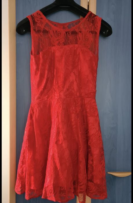 Продавам нови дамски рокли, стилни и удобни, подходящи за специален повод.