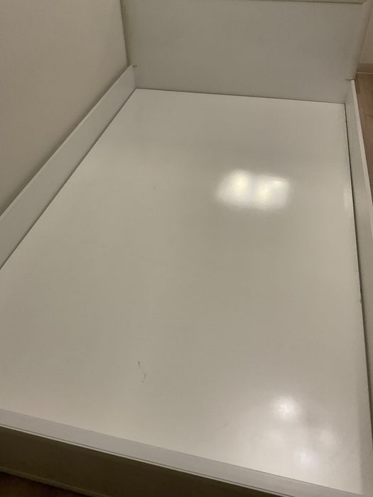 Продается  кровать белого цвета