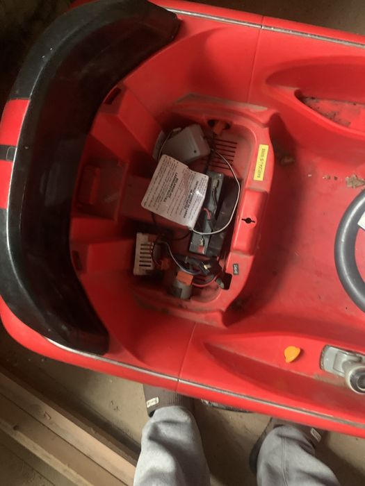 Masinuta  electrica cu pedale si telecomanda