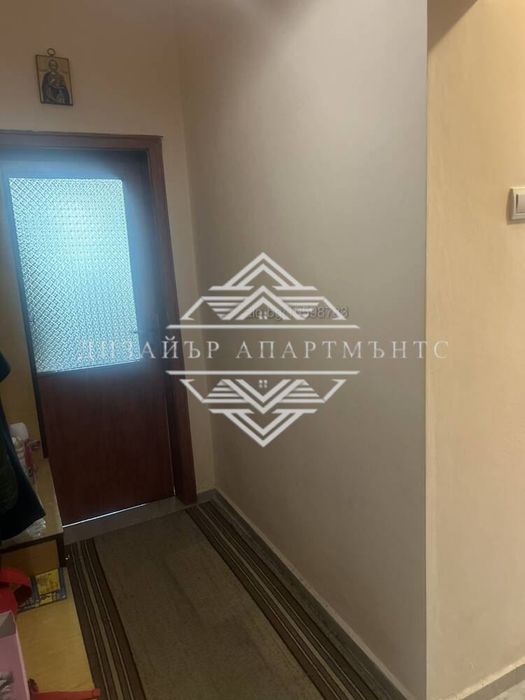 Продава се тристаен тухлен апартамент в идеалния център на гр. Карноб