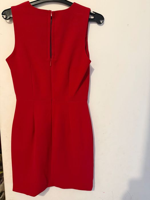 Червена рокля на марката MNG