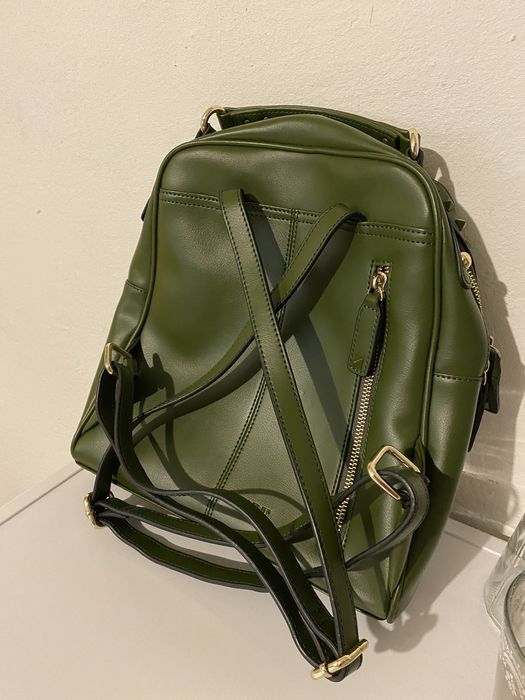 Art93 кожена дамска раница в маслено зелено