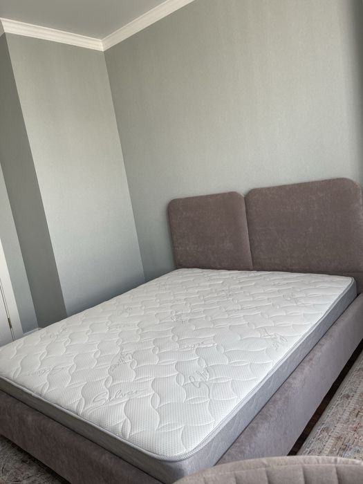 Двухспальная кровать с матрасом