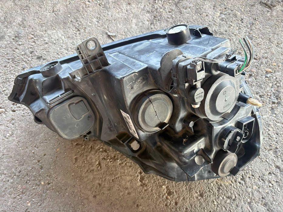 Far  pe partea stanga Renault   Modus 8200658373