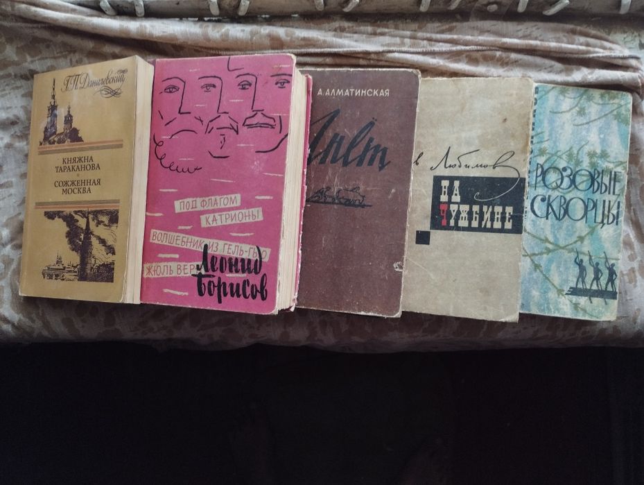 Книги военного времени по 15000 шт, при покупке всех - 120 000