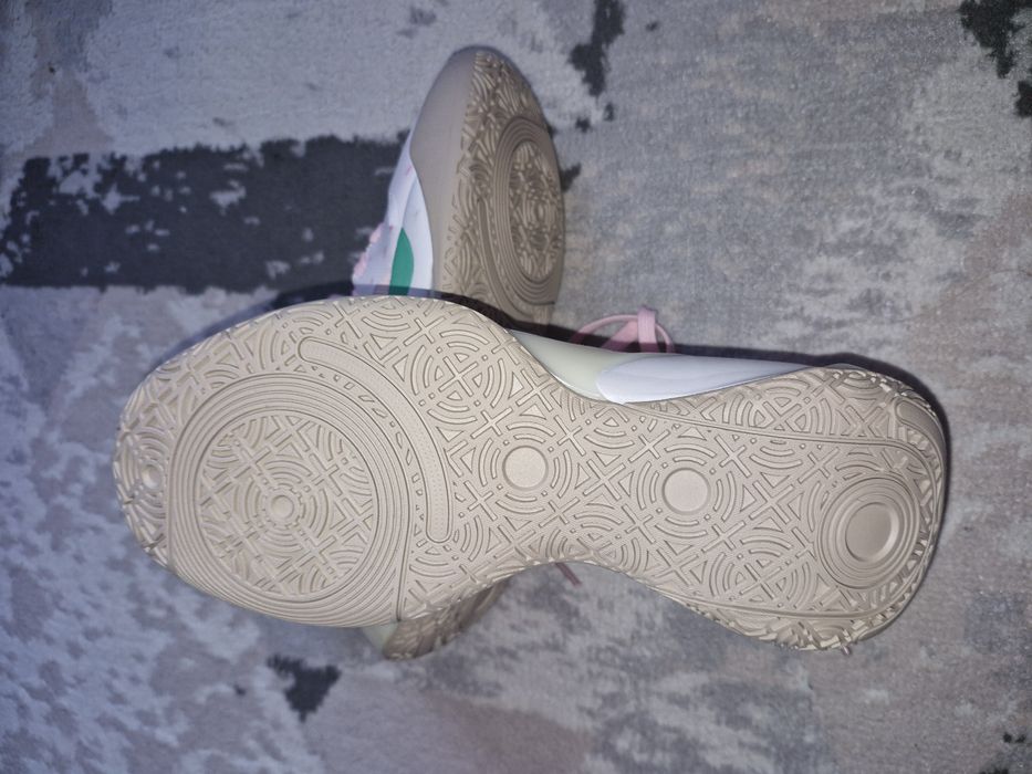 Продам кроссовки женские