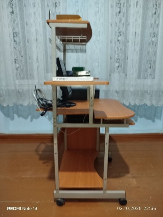 Компьютерный стол с надстройкой и полкой для системного блока !