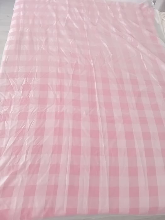 Bucată de perdea albă, model discret pătrățele