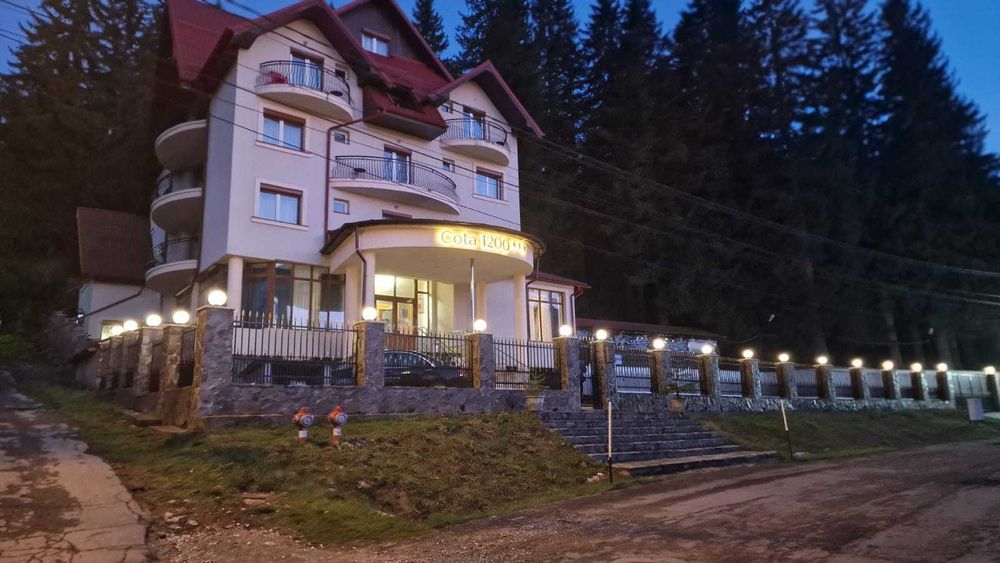 Predeal - Inchiriez PENSIUNE de 1000 MP pe Str. TREI BRAZI nr. 64