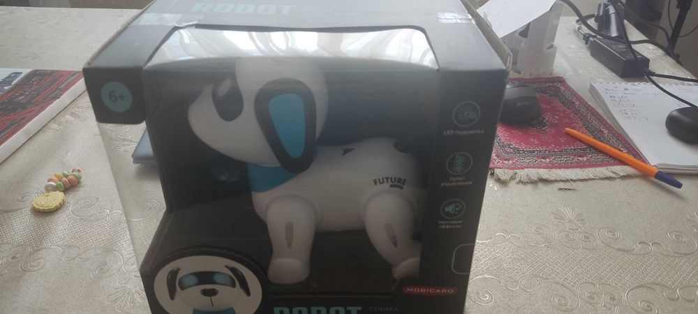 Робот собака игрушка, выполняет команды