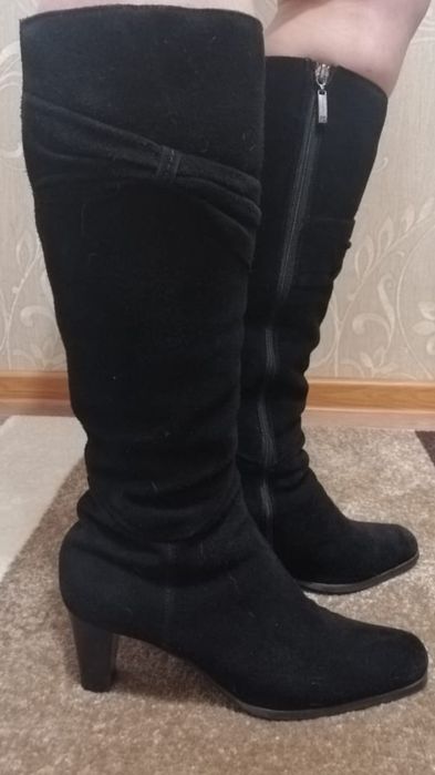 Продам замшевые зимние сапоги
