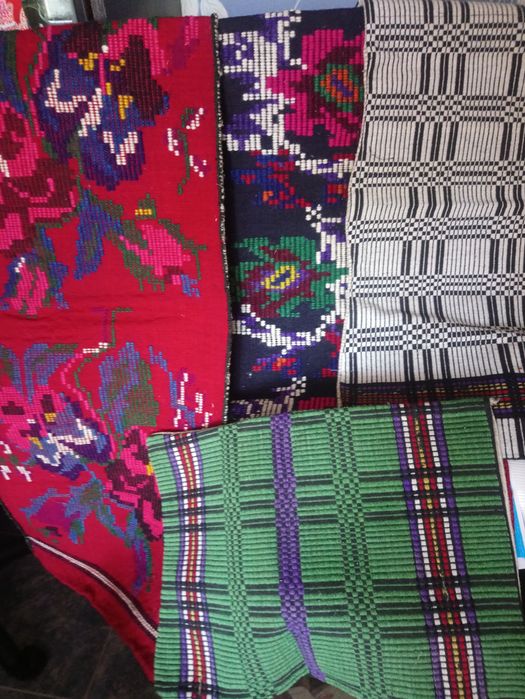 Тъкани черги,килими, черджета и торбички.