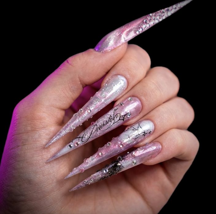 Ищем моделей на необычный маникюр