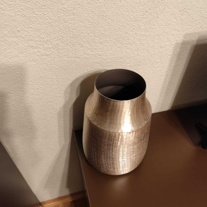 Голяма алуминиева ваза с модерен дизайн