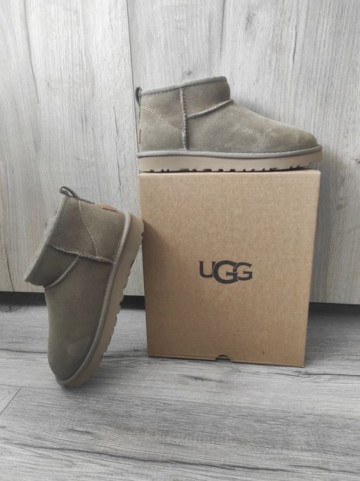 Vând UGG marimea 38