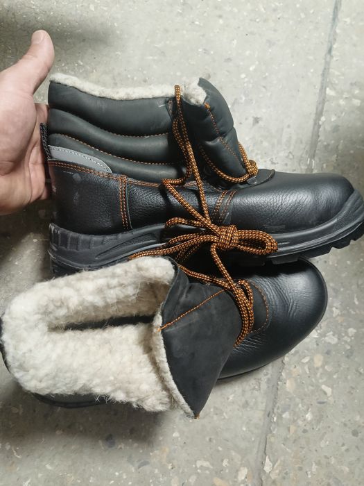 Продам ботинки зимние рабочие новые 44 размер