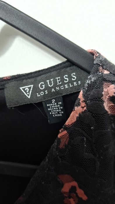GUESS  с флорален принт в бордо тонове и драпиран детайл –EU 32