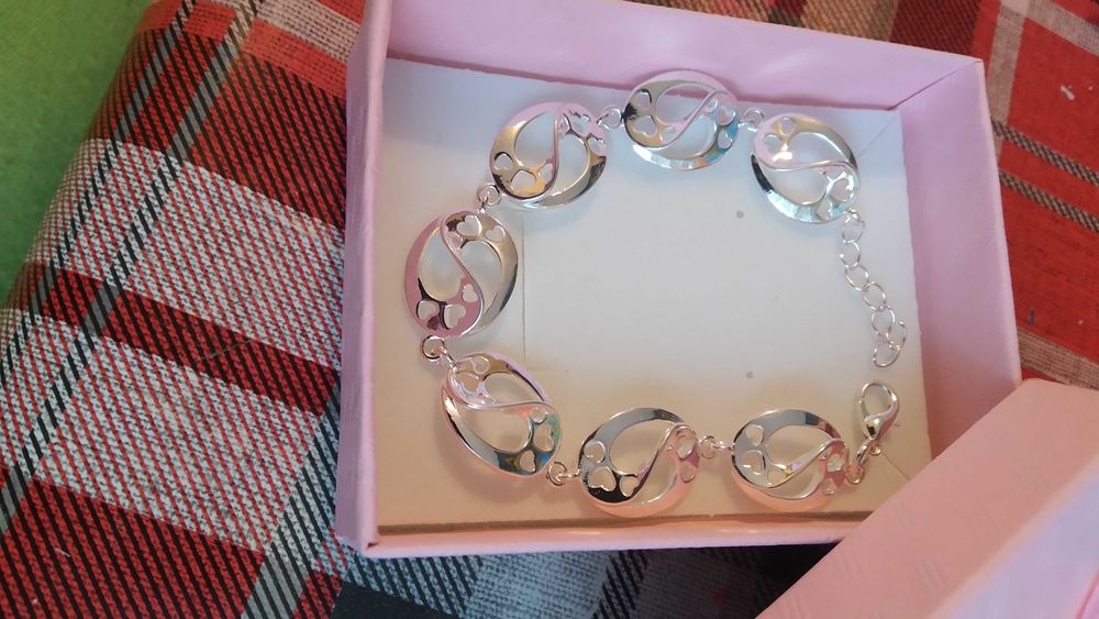 Нова, сребърна гривна. Различни модели. Цена 25/75 лв.В кутия.