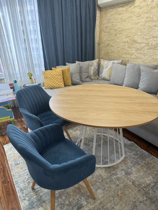 6 броя сини столове с дървени крака