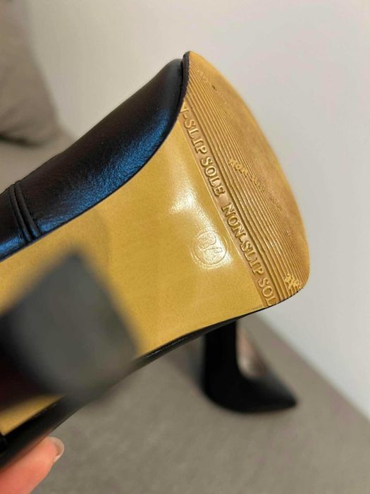 Pantofi stiletto, mărimea34 din piele naturală.
