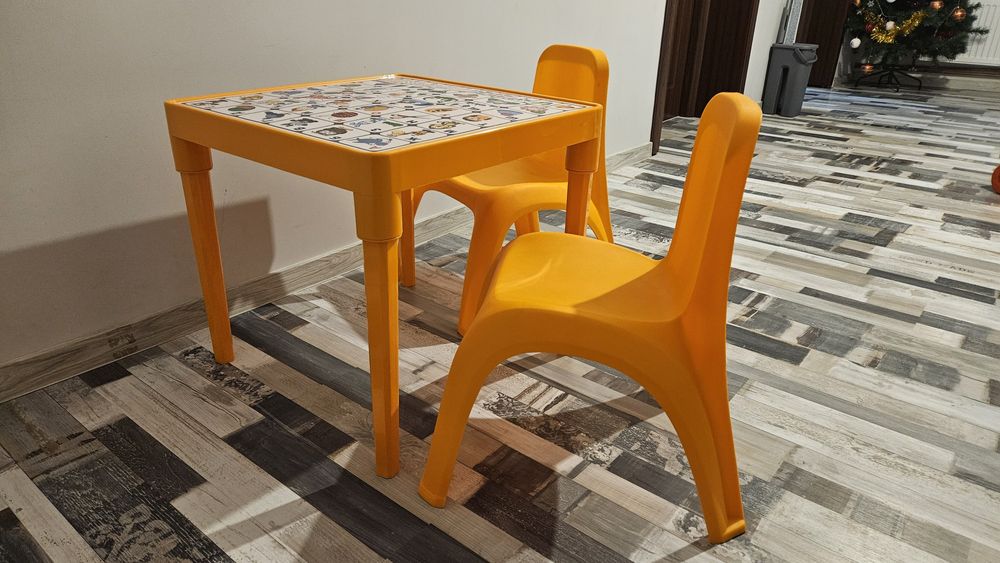 Пластмасови столове и масичка