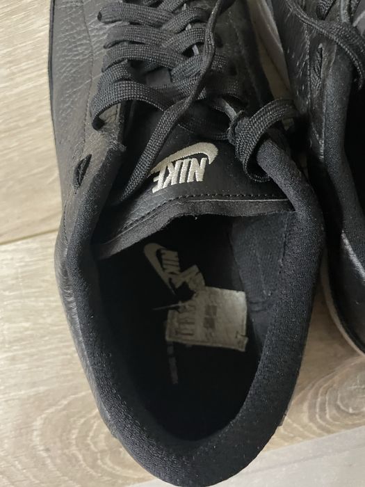 Nike low black sneakers