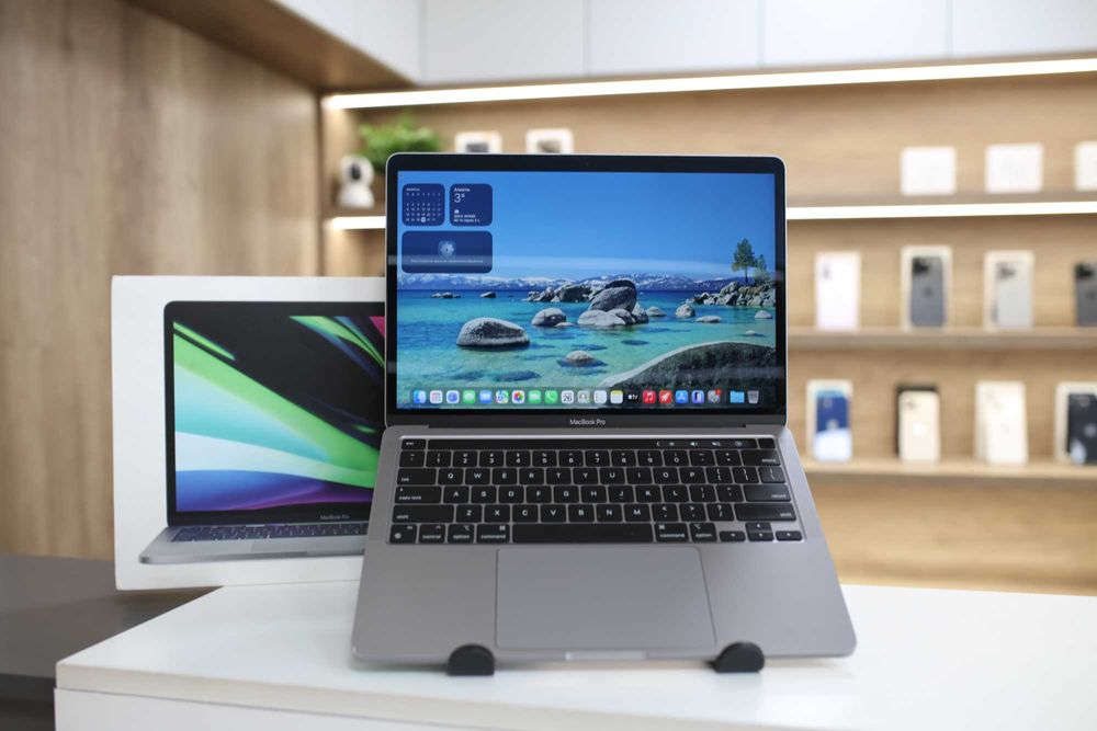 MacBook Pro M1 (2020) /13,6