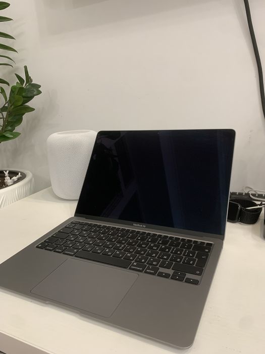 Продам б/у MacBook Air M1 8/256