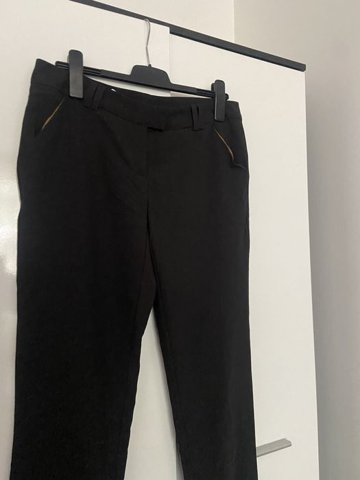 Pantaloni noi cu eticheta