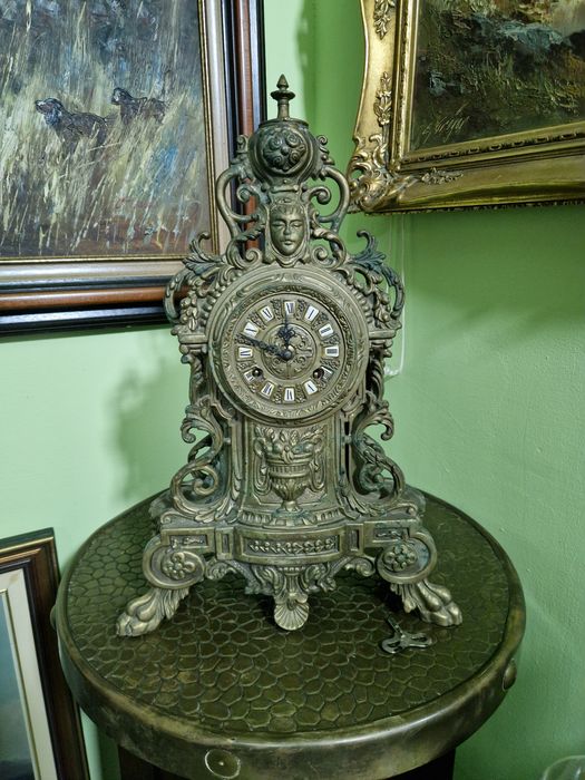 Прекрасен антикварен бронзов каминен часовник