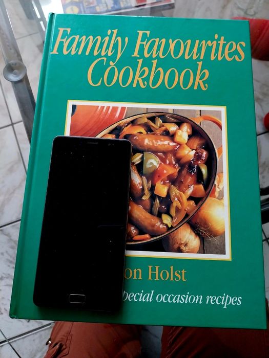Family favorites + Chocolate novelty cook books - готварски книги на английски език