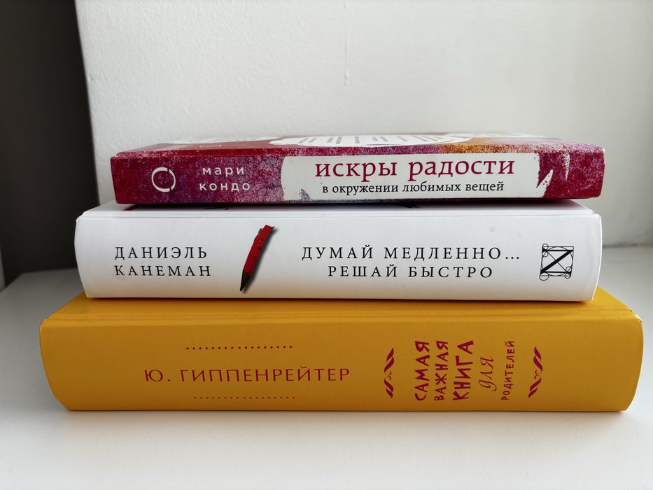 Книги каждая по 2000 тенге в отличном состоянии