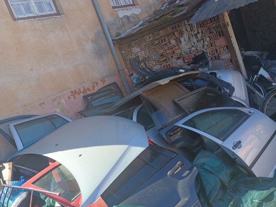 Вътрешни и външни части за коли