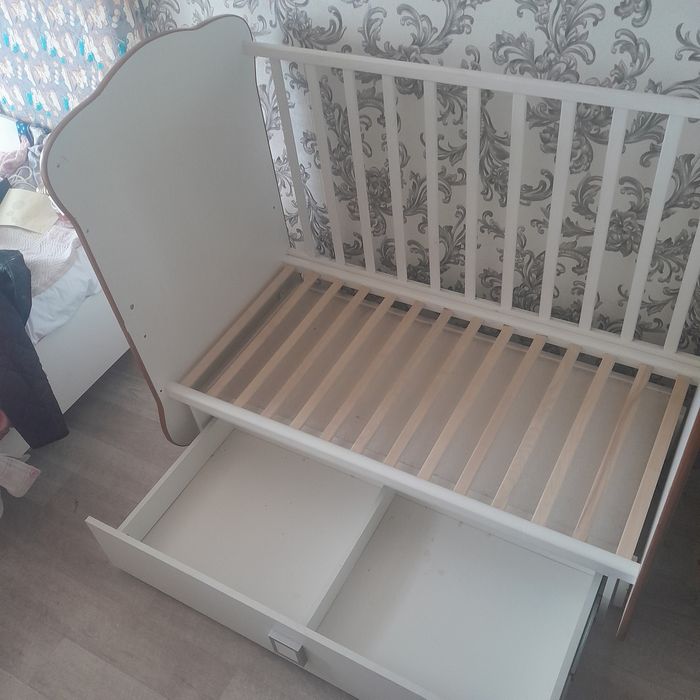 Детская кроватка с маятником