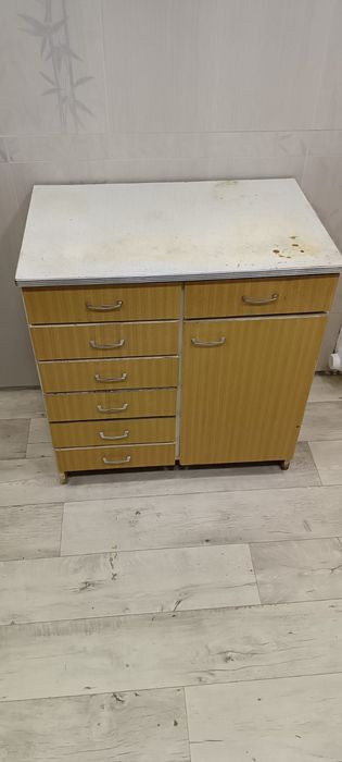 Отдам стол и навесной шкафчик