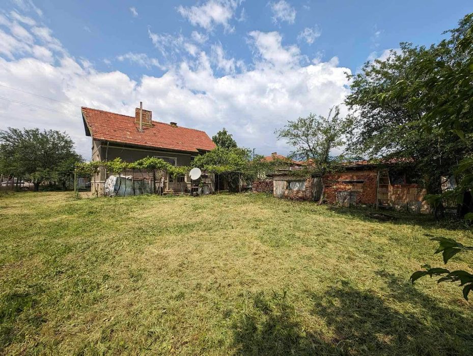 Самостоятелна къща с гараж и двор от собственици