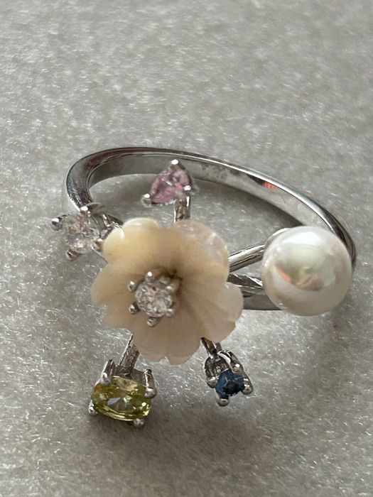 Много красив сребърен пръстен  със седефено цвете, перла и топази