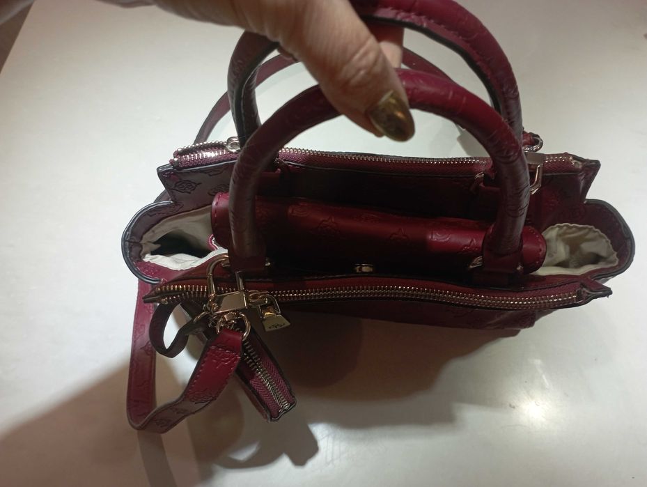 Guess чанта  тип куфарче