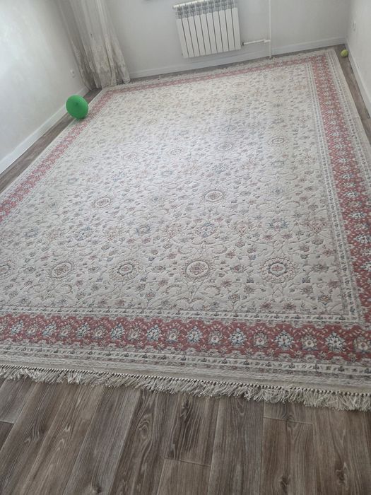 Продам ковер белый с красными оттенками