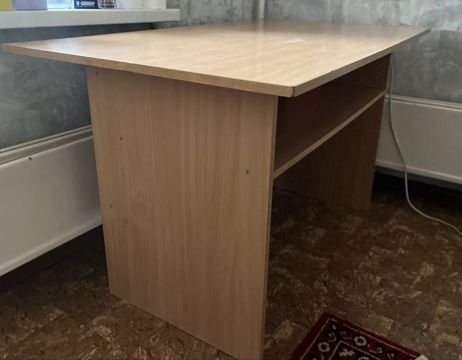 Учебный стол в спальню