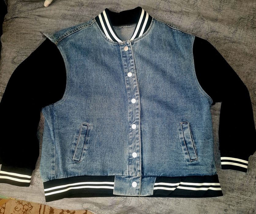 Продаю джинсовую куртку-бомбер