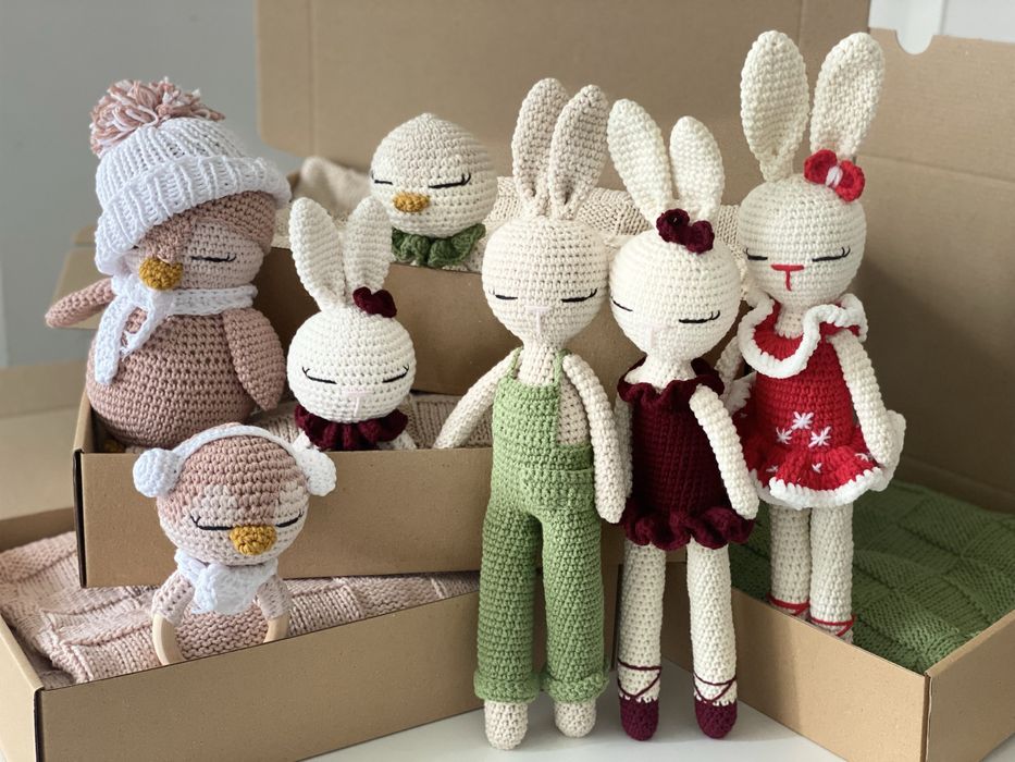 Коледни ръчно плетени играчки