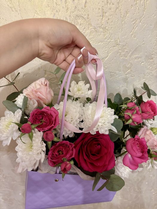 Букет в сумочке,разные цветы