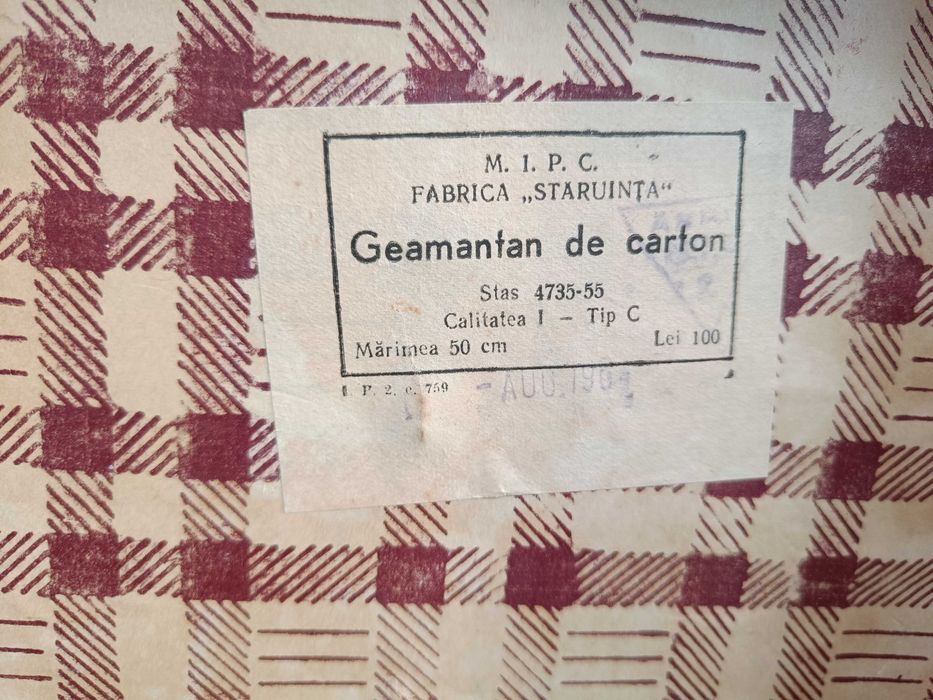 Vand valiză veche din carton cu colțuri și încuietori metalice