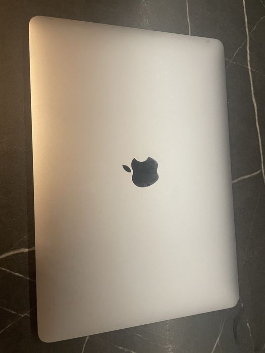 Vând MacBook Air M1, 2020, cu procesor Apple M1 și 8 GB RAM.