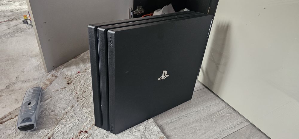 Продавам PlayStation 4 Pro