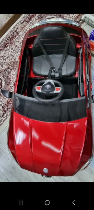 Детская машина на пульт управлении, почти новая,горят фары,мелодия